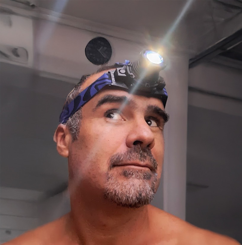 Retrato profesional de Ale Della Bianca, artista visual y tecnóloga espiritual especializada en Arte & Conciencia